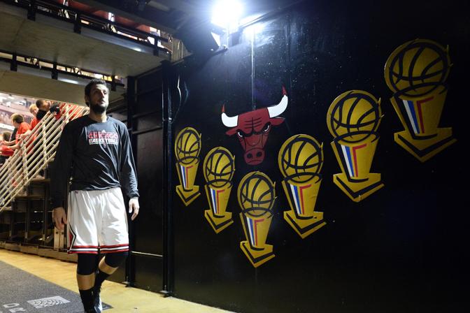Nel tunnel dello United Center, davanti a un'eloquente immagine sui trofei dei Bulls. Usa Today